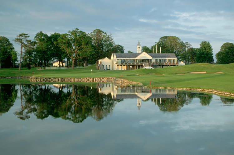 En golfklubba och en boll