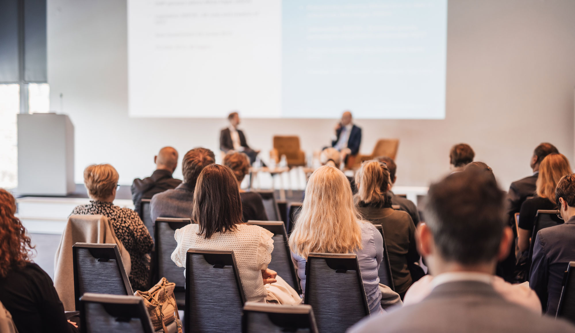 Ett kontor med olika rum