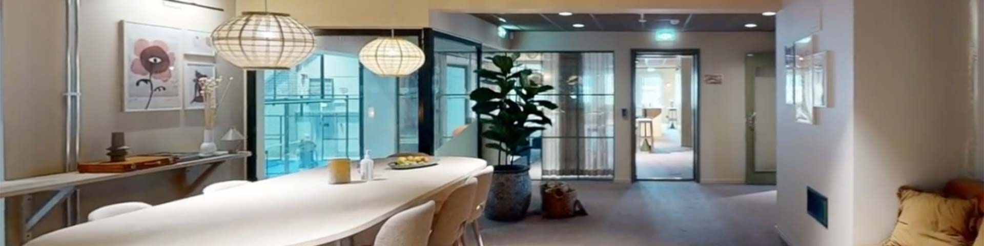 Ett kontor med olika rum